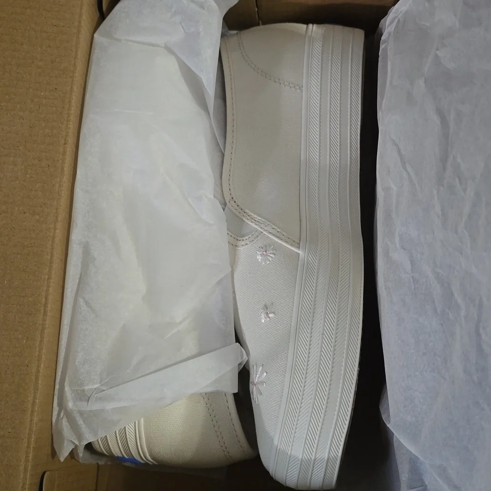 Keds White Floral Embroidered Slip-On Sneakers Size 9 NWT